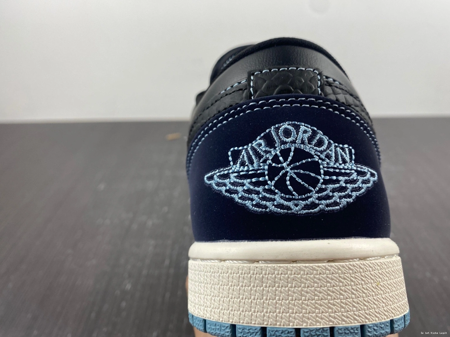 Navy FJ5478-010 Jordan Black Snakeskin 1 Low Air 1106